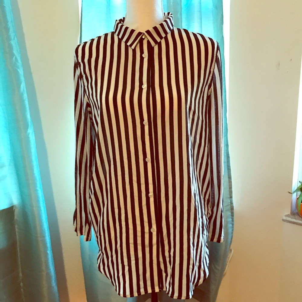 ⭐️H&M Womens button up shirt ⭐️ size S